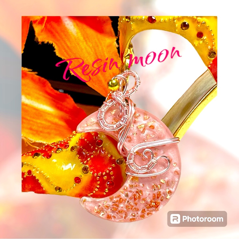 🌸💖stunning pink and gold wrapped moon resin pendant